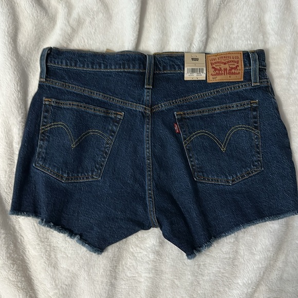 Brand New Levi’s 501 high rise fitted through the hip Jean shorts - Picture 2 of 6